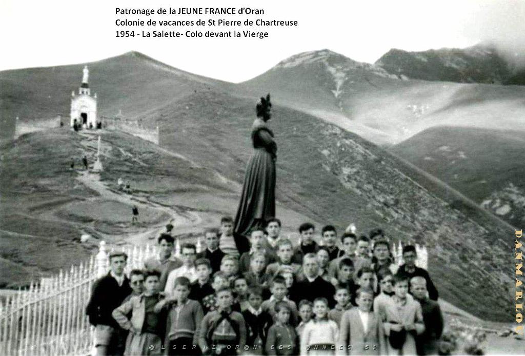 COLO JEUNE FRANCE 1954 la Salette, colo devant la Vierge.jpg